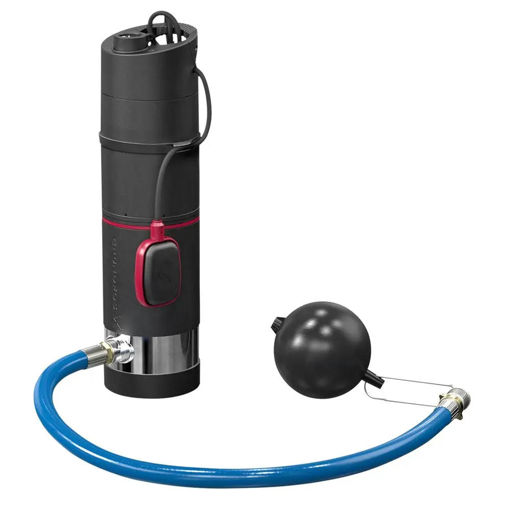 Unterwasserpumpe von Grundfos mit einem Kabel und einer blauen Schlauchleitung. Das Gerät ist in einem kompakten schwarzen Gehäuse mit einem roten Element ausgeführt.